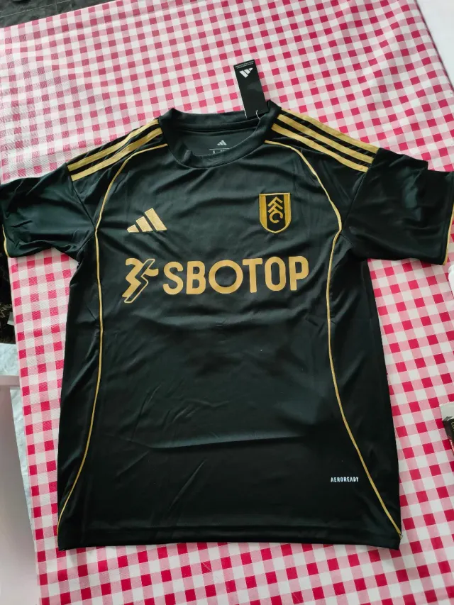 Camiseta Fulham 2025-26 IWOBI Adidas Negra Dorada