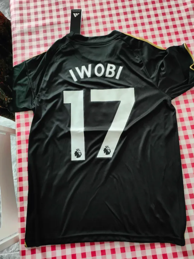 Camiseta Fulham 2025-26 IWOBI Adidas Negra Dorada