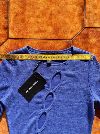 Top Blu Maniche Lunghe Cut-Out PrettyLittleThing
