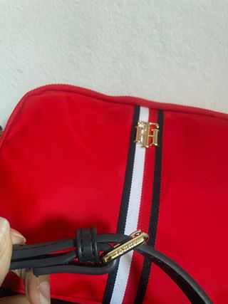 Bolso Tommy Hilfiger Rojo con Tiras Doradas