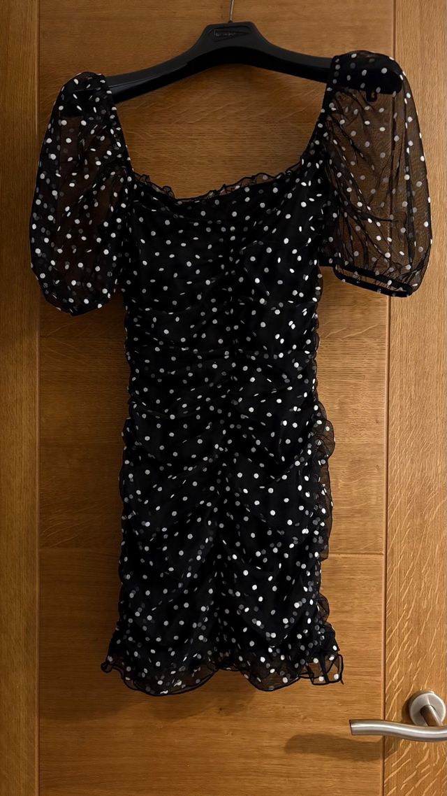 Vestido corto negro con lunares plateados