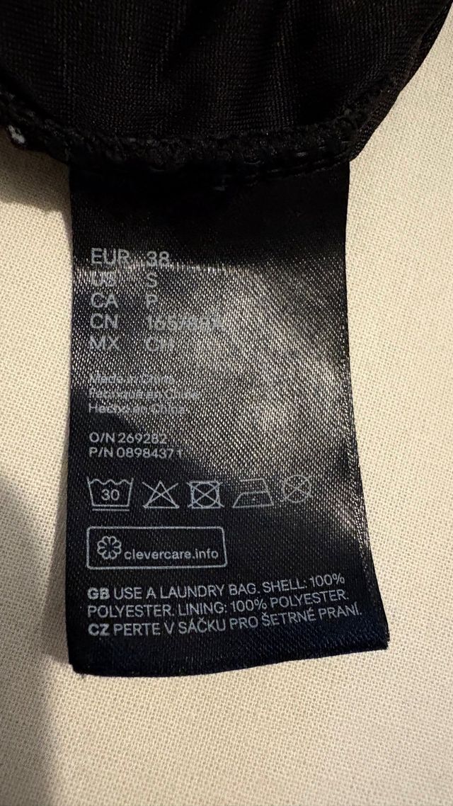 Vestido corto negro con lunares plateados