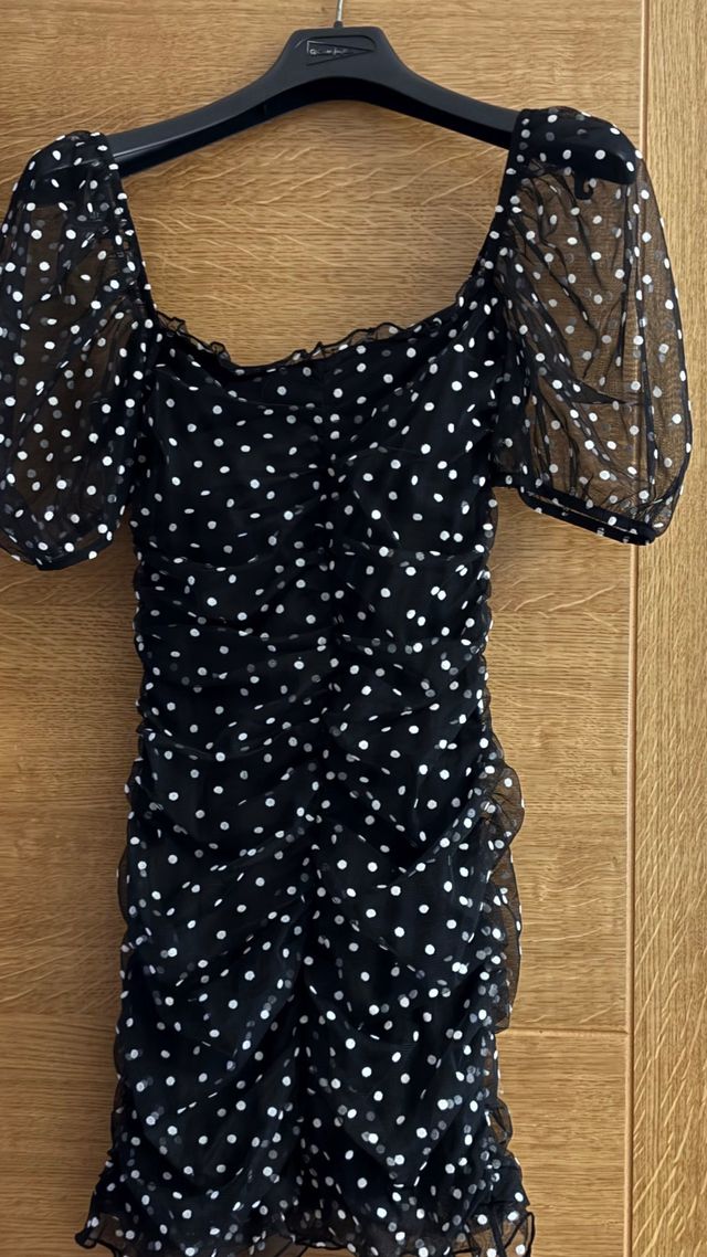 Vestido corto negro con lunares plateados