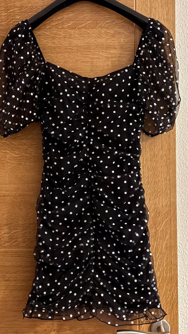 Vestido corto negro con lunares plateados