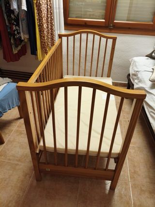 Cuna de madera color pino