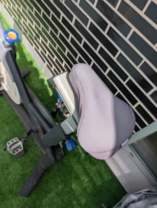 Bicicleta Estática Gris y Negra.