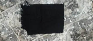 Bufanda negra con flecos