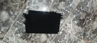 Bufanda negra con flecos