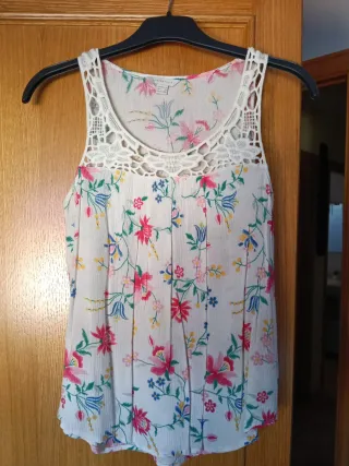 Camisa floral sin mangas con crochet