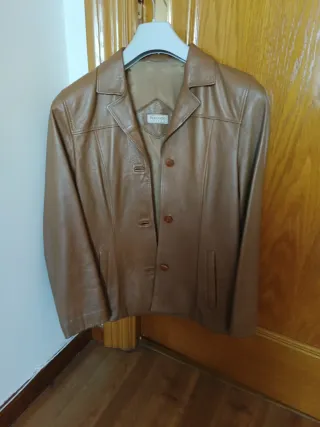 Chaqueta de piel marrón