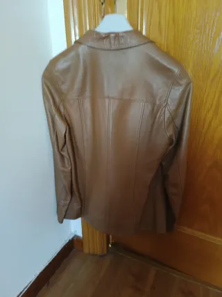 Chaqueta de piel marrón