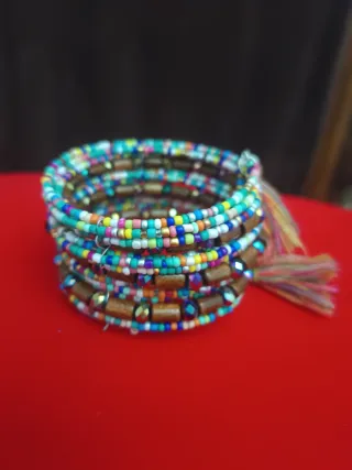 Pulsera de cuentas y borlas multicolor