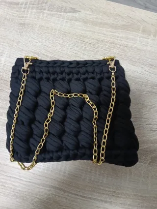 Bolso negro tejido a mano con cadena dorada