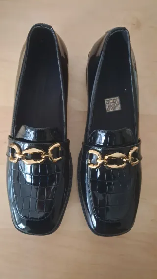 Mocasines negros charol con cadena dorada