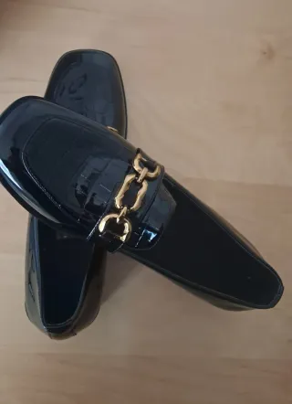 Mocasines negros charol con cadena dorada