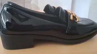 Mocasines negros charol con cadena dorada