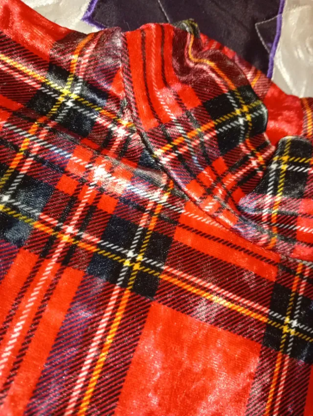 SOLO ENVÍOS. Vestido de cuadros rojo y negro