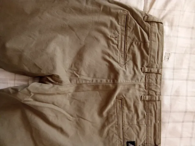 Pantalón chino beige hombre