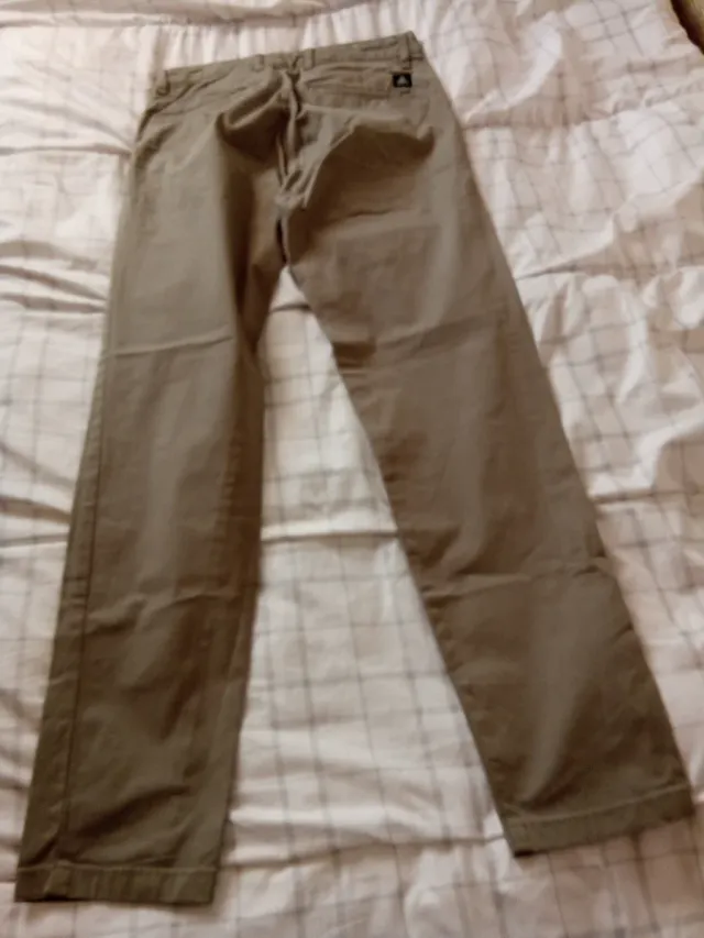 Pantalón chino beige hombre