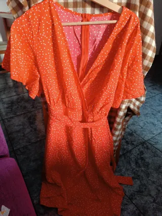 Vestido midi rojo con lunares blancos