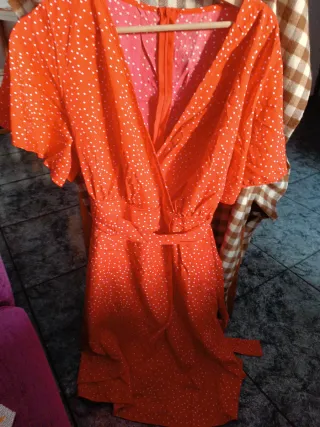 Vestido midi rojo con lunares blancos