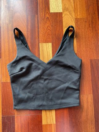 Top negro tirantes escote pico Stradivarius