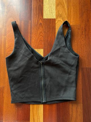 Top negro tirantes escote pico Stradivarius