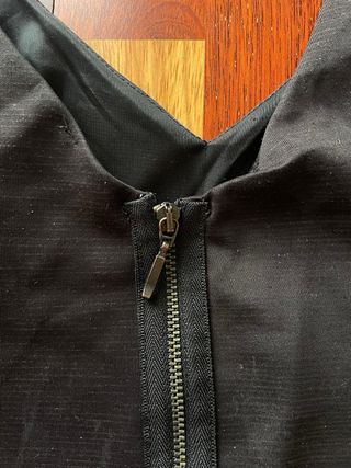 Top negro tirantes escote pico Stradivarius