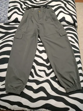 Pantalón cargo gris talla L