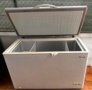 Congelatore a pozzetto bianco