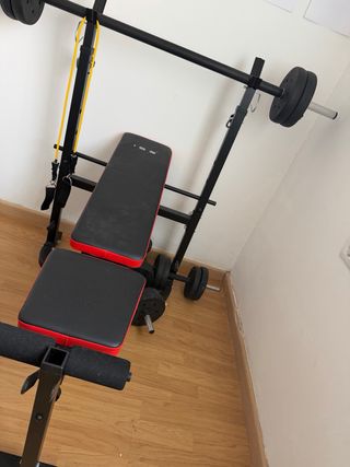 Banco de pesas multifuncional con barra