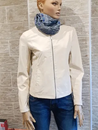 Chaqueta polipiel beige