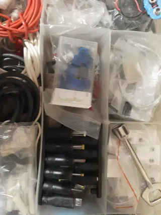 Caja piezas electrónica y electricidad