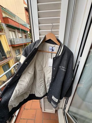 Chaqueta Bomber Bershka Gris y Beige