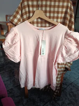 Camiseta ZARA manga abullonada rosa