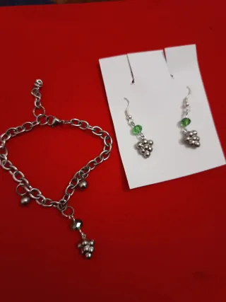 Conjunto de pulsera y pendientes uva