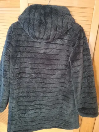 Abrigo imitación muton negro con capucha.