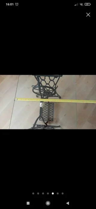 Mesa Singer antigua con cristal