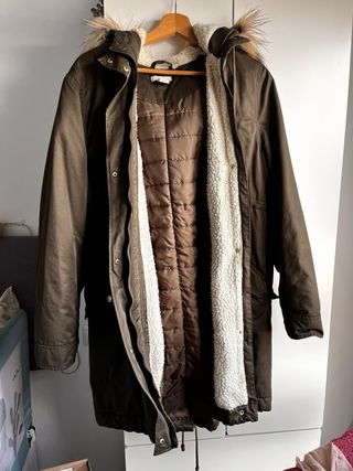 Abrigo verde premamá con capucha