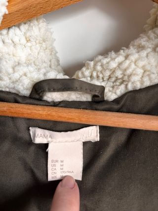 Abrigo verde premamá con capucha