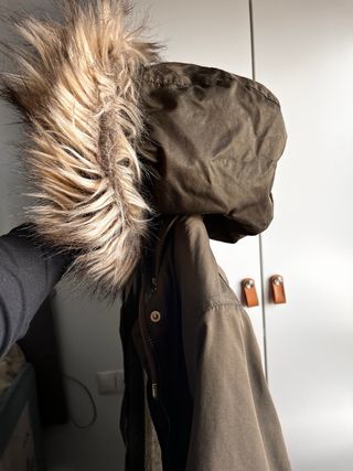 Abrigo verde premamá con capucha