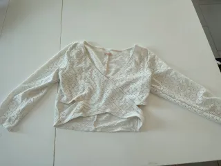 Blusa blanca cruzada de encaje