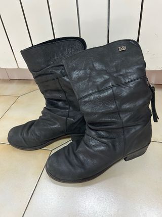 Botas de piel negras. con muy poco uso.