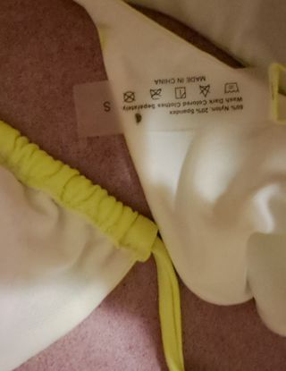 Bikini amarillo neón