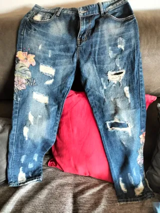 Vaqueros Desgastados con Flores
