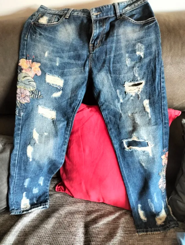 Vaqueros Desgastados con Flores