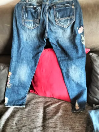 Vaqueros Desgastados con Flores