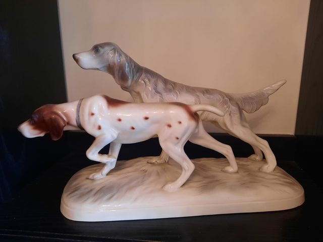Figura di cani da caccia in porcellana