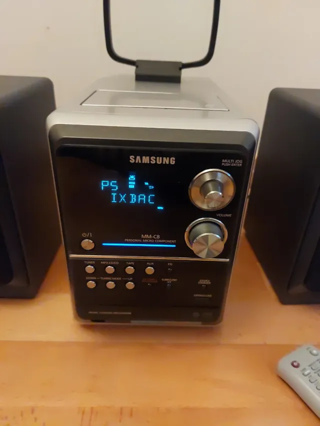 Mini cadena Samsung MM-CB con radio, CD y cassette