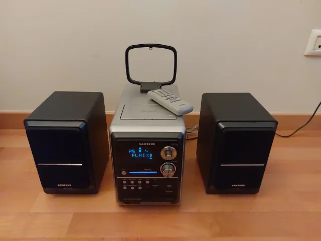 Mini cadena Samsung MM-CB con radio, CD y cassette